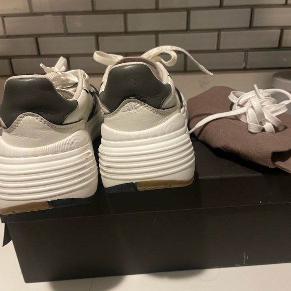 Bottega logo shoe strings w/ extra white shoe strings ( never used) - Picture 5 of 7